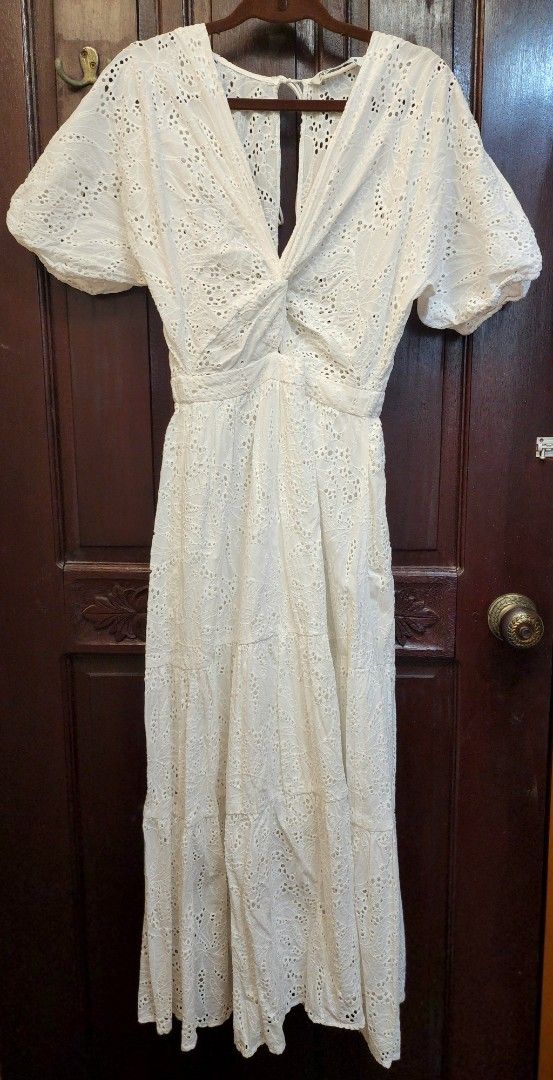 Zara White Midi Dress (Category: Dresses) located in Mandaluyong City. Submitted by aaa25 (Listing ID 1453020026, Image 3). Description: Brand: Zara Brand new - never worn Bought this at around 4999php. Size: M.