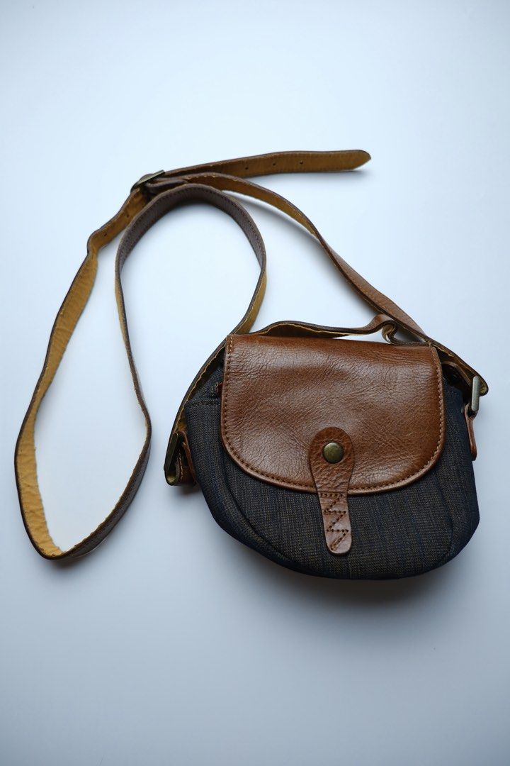 ZKIN Lara compact camera bag (Category: Camera Bags & Carriers) located in Calamba. Submitted by _allaboutvintage (Listing ID 1452953122, Image 1). Description: ZKIN Lara compact camera bag 10/10 condition L - 6 inches W - 8 inches.