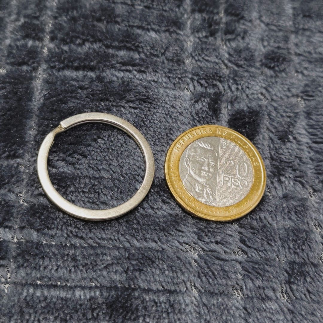 32mm Silver Keychain Rings (100pcs) for Crafts and DIY Projects (Category: Luxury Accessories) located in Quezon City. Submitted by vmberry (Listing ID 1447627527, Image 3). Description: Split Type Keychain Rings for Craft and DIY - price: 100php for 100pcs / 400php for 500pcs - split ring, silver, diameter: approx. 32mm, for size reference pls see 3rd pic - also available: Keychain ring with swivel connector, pls see my other listing ^^ MOP(payo