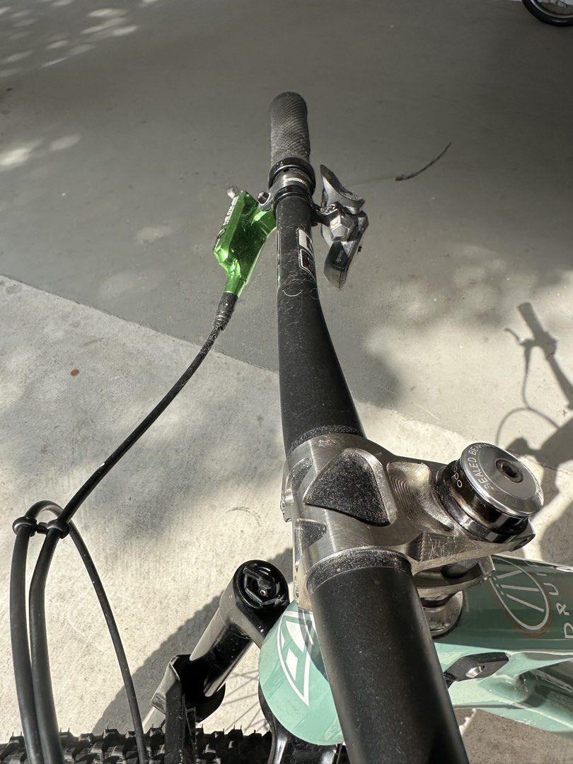 5dev titanium stem (Category: Parts & Accessories) located in Singapore. Submitted by l0ngbeach (Listing ID 1447491950, Image 3). Description: Oversized Dia Light used.
