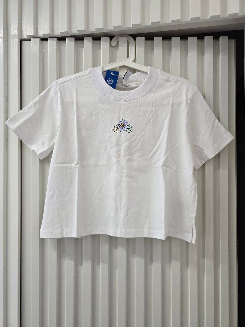 Adidas white T shirt （分類：T-shirt）位於 Hong Kong。 由 mogrey 提交（商品編號 1447586744，圖片 2）。簡介： 100%new with plastic bag body lenght 50cm chest width 52cm。