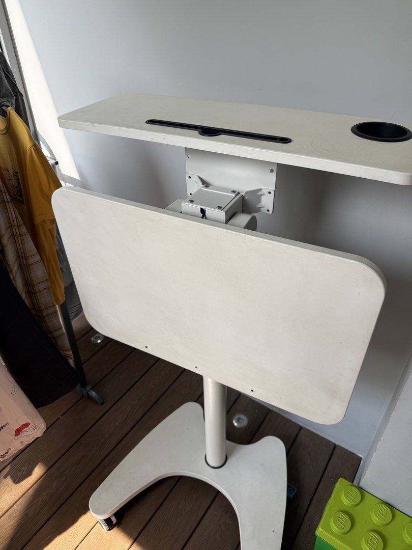 Adjustable table (Category: Tables & Sets) located in Singapore. Submitted by onetrust (Listing ID 1447538696, Image 1). Description: .
