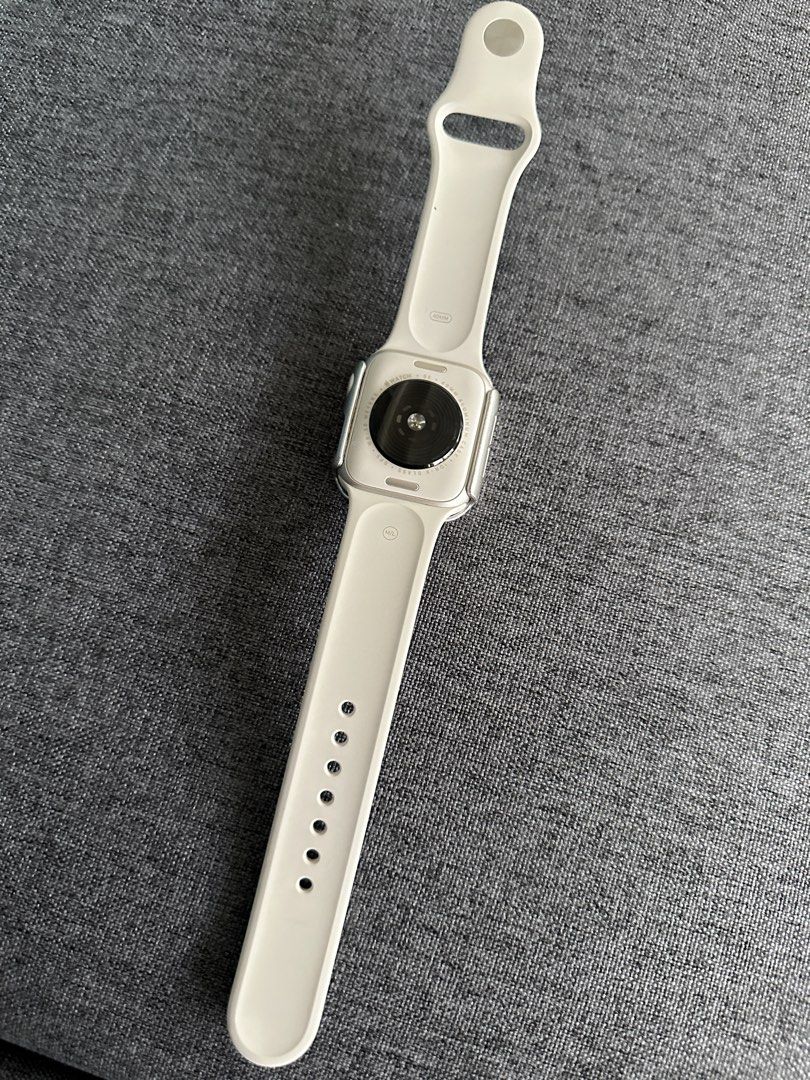 Apple Watch SE 3rd Gen 40mm Aluminum Case Silver (Category: Wearables & Smart Watches) located in Makati City. Submitted by thedoggonegirl (Listing ID 1447676000, Image 2). Description: Apple Watch SE 3rd Gen 40 mm Starlight Bought this in April 2026. I already upgraded to Apple Watch Ultra. Battery Health is 100%. No scratches, no flaws. In pristine condition. Location: Makati City Can do meet-up or delivery of your choice. .