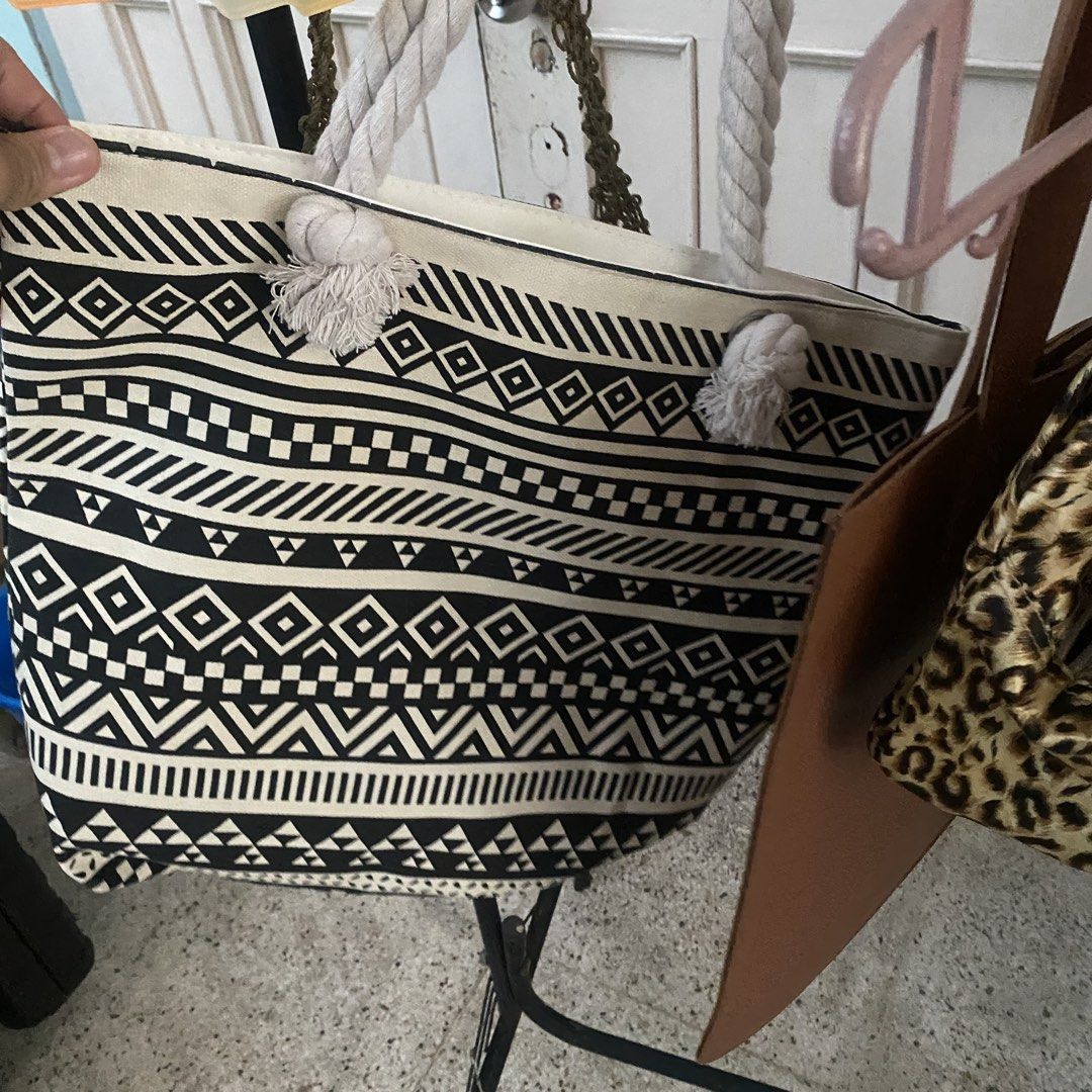 Assorted bags from garage sale (Category: Tote Bags) located in Manila. Submitted by tavorafrancis8096 (Listing ID 1447524734, Image 3). Description: from our garage sale. all items are 150 decluttering. may bawas pa po if u get multiple. malaki baaas if take all provident village marikina.