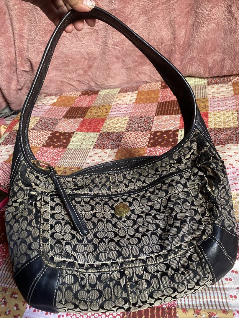 AUTH Coach Ergo hobo signature canvas (Category: Luxury Bags & Wallets) located in Calauan. Submitted by _ramona (Listing ID 1447529326, Image 2). Description: PLEASE READ FIRST❗️ Nabili ko na sya ng ganto I was about to save her by putting patches kaso di ako marunong. Hahah can be ur project bag. No hangtag, all flaws are nasa pic, malinis ang loob but bugbog na ang labas. Buy at your own risk po please. repriced to how much i got her. balakayo
