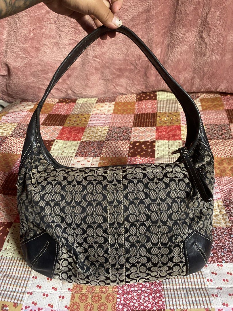 AUTH Coach Ergo hobo signature canvas (Category: Luxury Bags & Wallets) located in Calauan. Submitted by _ramona (Listing ID 1447529326, Image 1). Description: PLEASE READ FIRST❗️ Nabili ko na sya ng ganto I was about to save her by putting patches kaso di ako marunong. Hahah can be ur project bag. No hangtag, all flaws are nasa pic, malinis ang loob but bugbog na ang labas. Buy at your own risk po please. repriced to how much i got her. balakayo