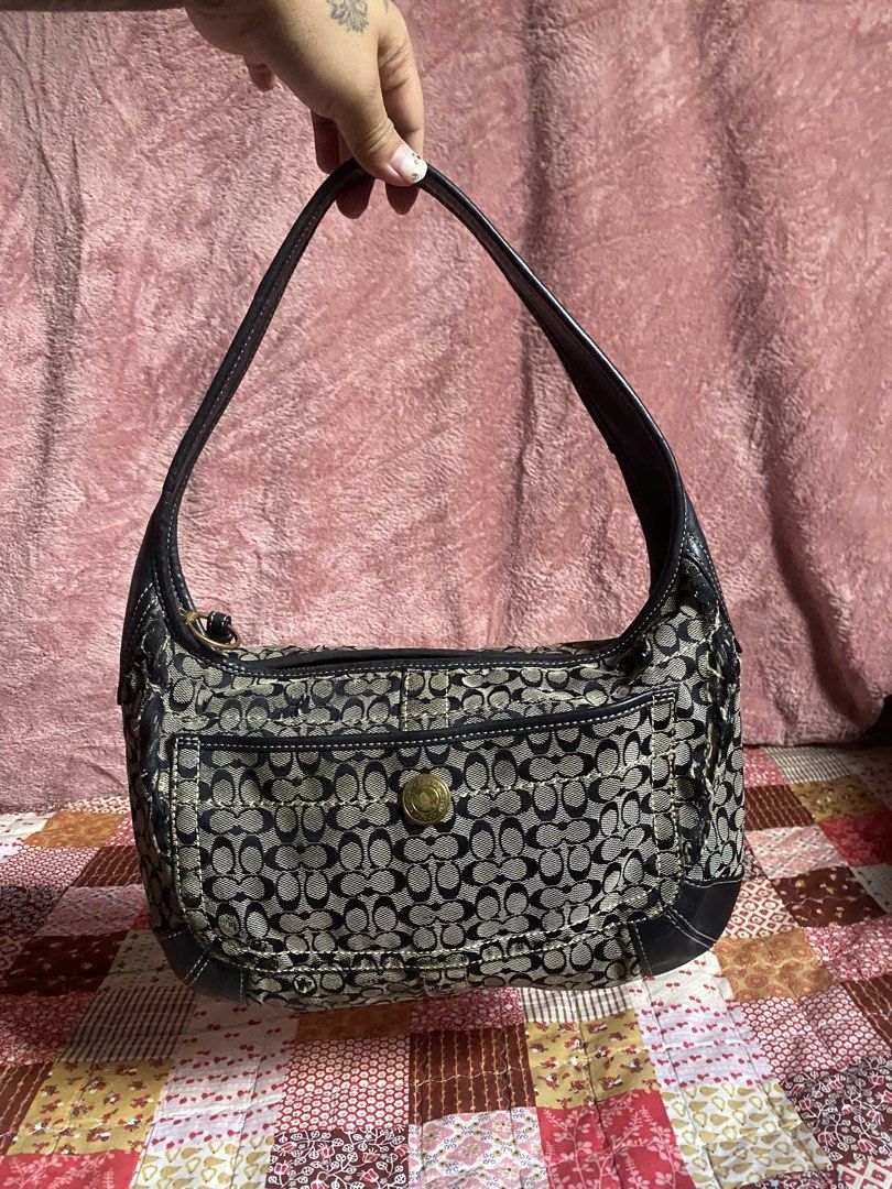AUTH Coach Ergo hobo signature canvas (Category: Luxury Bags & Wallets) located in Calauan. Submitted by _ramona (Listing ID 1447529326, Image 3). Description: PLEASE READ FIRST❗️ Nabili ko na sya ng ganto I was about to save her by putting patches kaso di ako marunong. Hahah can be ur project bag. No hangtag, all flaws are nasa pic, malinis ang loob but bugbog na ang labas. Buy at your own risk po please. repriced to how much i got her. balakayo