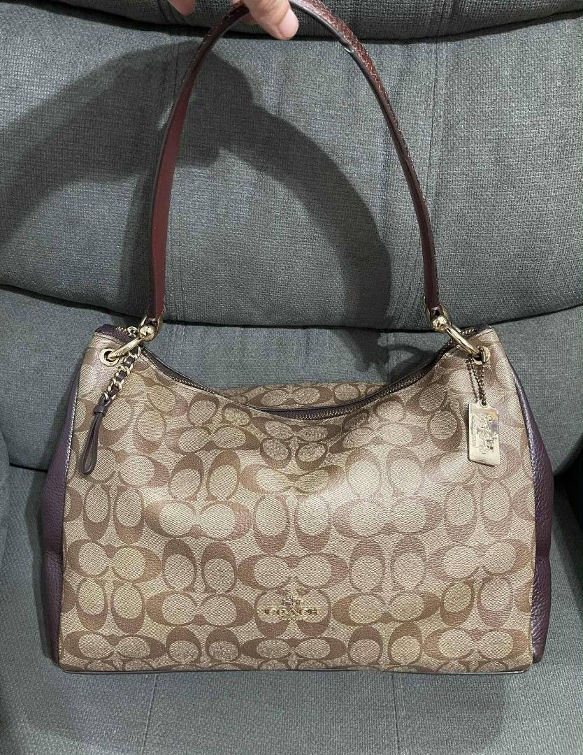 Authentic Coach Signature Mia Hobo (Category: Shoulder Bags) located in Quezon City. Submitted by luxxechic (Listing ID 1447618004, Image 1). Description: ykk zip with creed pvc and leather material looks new no issue actual photo posted mop: gcash.