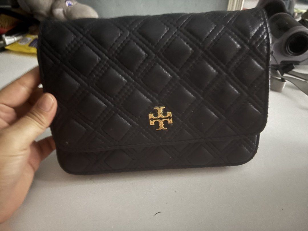 Authentic Tory burch (Category: Luxury Bags & Wallets) located in Mabalacat. Submitted by charmsbyme (Listing ID 1447648712, Image 3). Description: Preloved orig Tory Burch with free tory black.