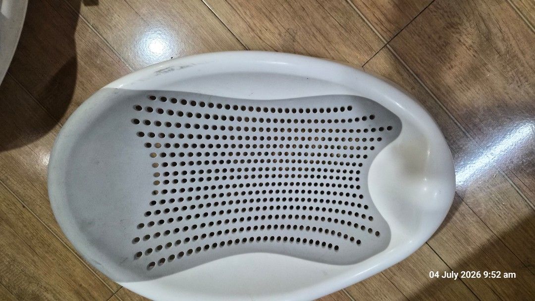 Baby Bath newborn (Category: Bathtub & Bath Accessories) located in Pasig City. Submitted by missearly7 (Listing ID 1447487547, Image 2). Description: - White baby bath support with grey mesh insert - Designed for secure baby positioni - Features drainage holes for convenience - Simplifies bath time for parents - Easy to clean and store - safe for newborn rfs: no longer use. baby is already 11mos old :).