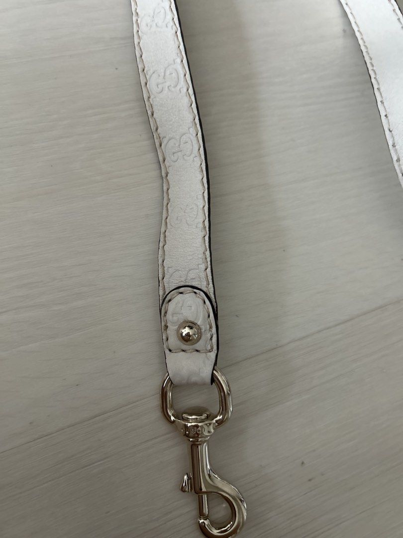 Bag belt （分類：飾物及配件）位於 Hong Kong。 由 mcheng05 提交（商品編號 1447559454，圖片 2）。簡介： Leather belt with embossed Gucci print with champagne gold buckle. 。