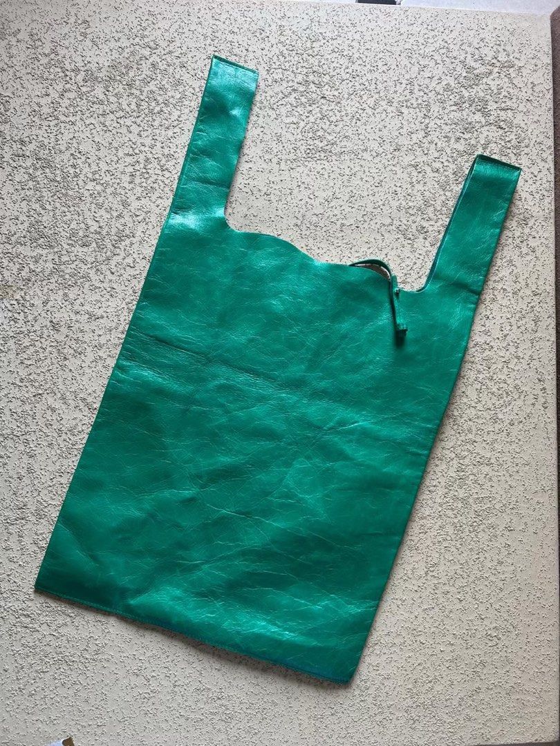 Balenciaga trash bag (Kategori: Tas & Dompet) berada di Depok. Dikirim oleh upiupiup (ID iklan 1447470898, Gambar 2). Deskripsi: Trash bag balenciaga Minus pouch Trift.
