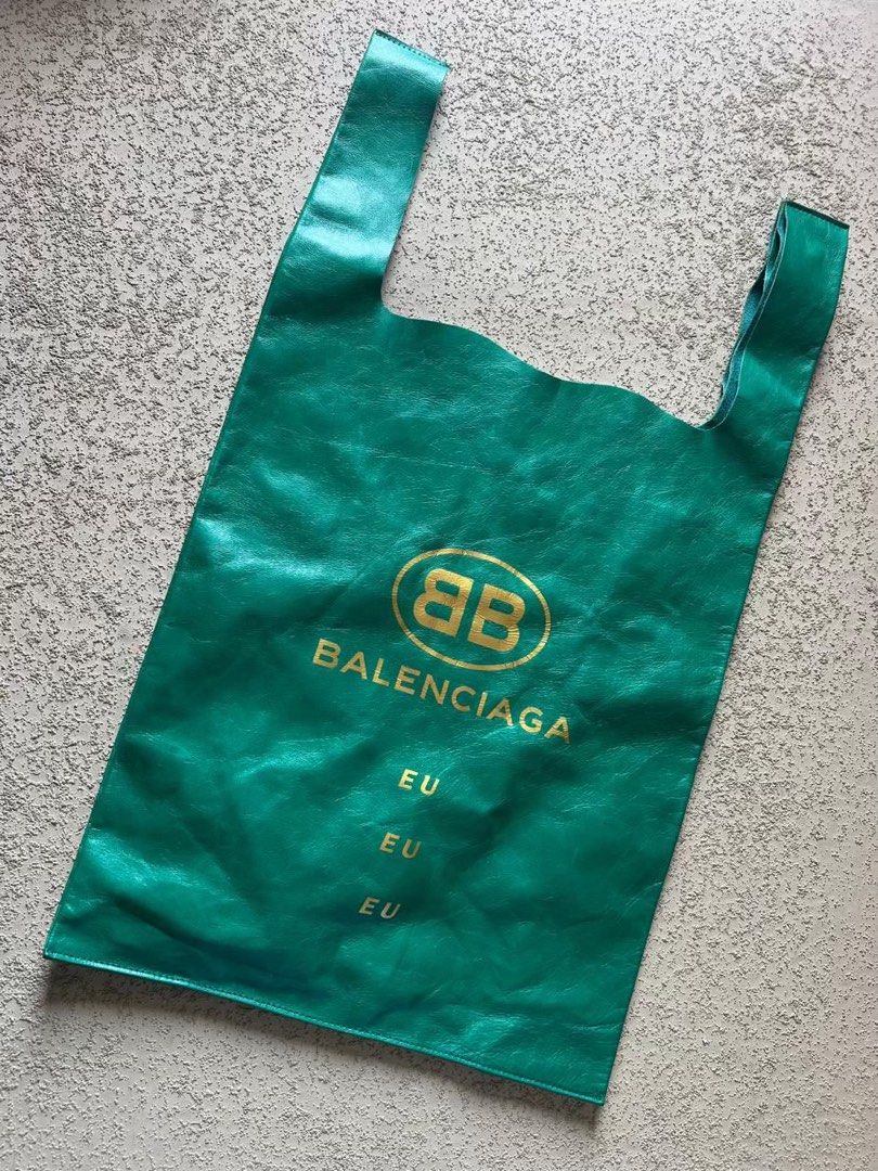 Balenciaga trash bag (Kategori: Tas & Dompet) berada di Depok. Dikirim oleh upiupiup (ID iklan 1447470898, Gambar 1). Deskripsi: Trash bag balenciaga Minus pouch Trift.