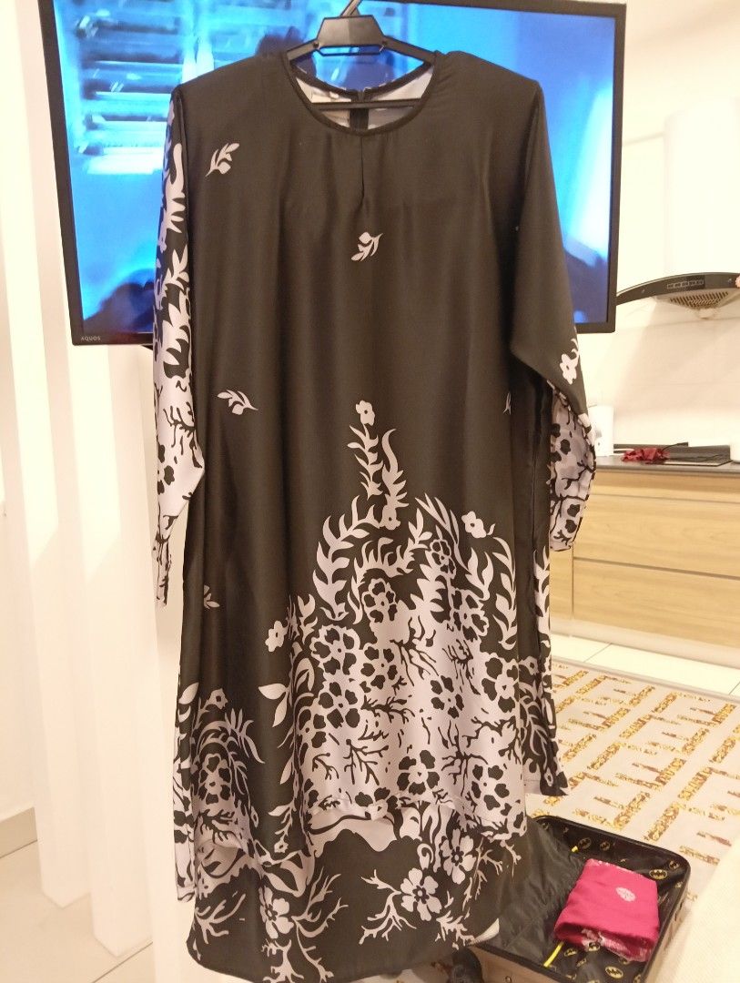 Batik (Category: Dresses) located in Alor Setar. Submitted by snfdahari (Listing ID 1447601110, Image 3). Description: Black dress with white floral print on sleeves and hem. Matching skirt with elastic waistband. Both pieces have a flowy, lightweight feel. Great for casual wear or dressing up. Easy to mix and match. Selling as a set. sekali je pakai ...kain sejukkk...cutting ngam soii...dada max 52 ...kain fully getah . nk jual sb besar sgt . ha