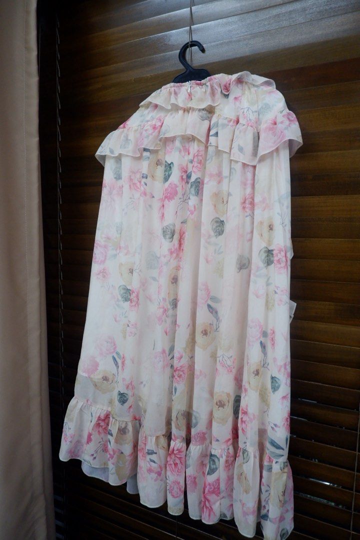 Beach Skirt (Category: Skirts) located in Manila. Submitted by ohwonus (Listing ID 1447603123, Image 3). Description: No Brand Floral Beach Maxi Skirt with Slit Garterized fits S-M .