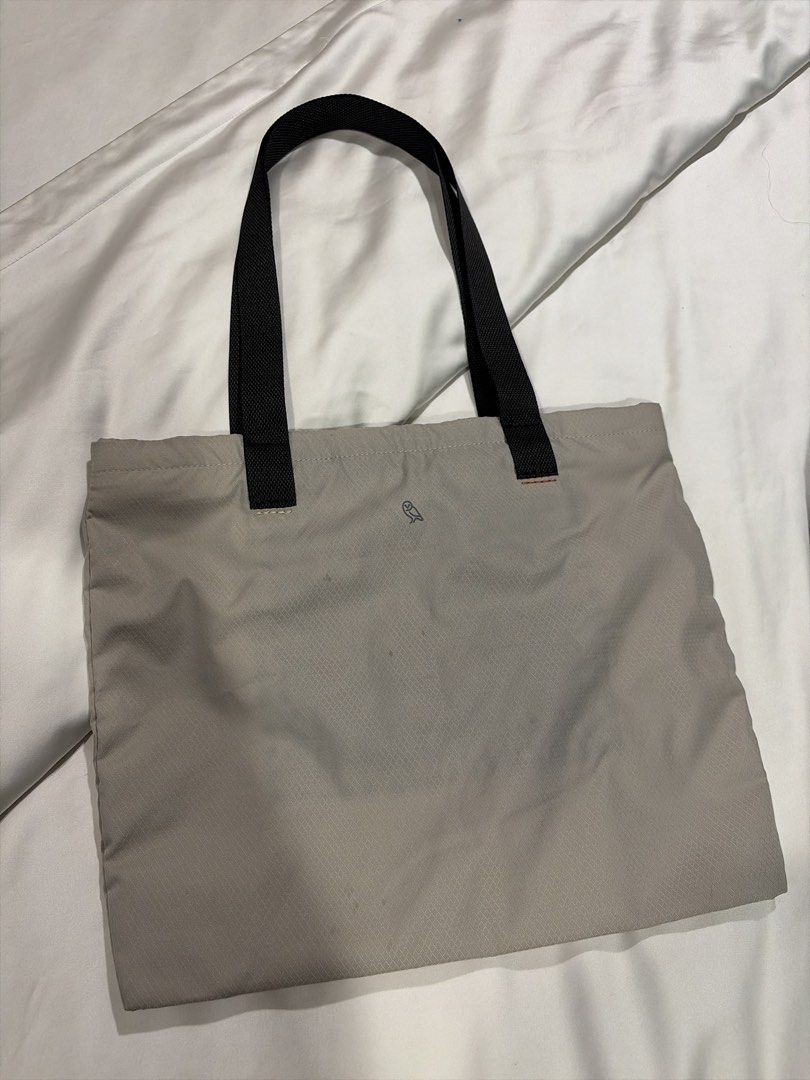Bellroy Lite Tote Bag - Light Grey (Category: Tote Bags) located in Bangi. Submitted by adamnrdn (Listing ID 1447534003, Image 1). Description: - Bellroy tote bag in light grey - Features black straps and a secure zip closure - Comes with an internal black zip pouch - Pouch has a distinctive orange pull tab - Ideal for everyday errands or travel - Designed for comfortable and easy carrying - foldable, packable .