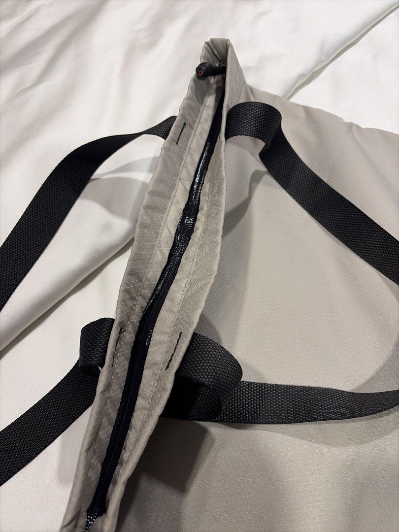 Bellroy Lite Tote Bag - Light Grey (Category: Tote Bags) located in Bangi. Submitted by adamnrdn (Listing ID 1447534003, Image 3). Description: - Bellroy tote bag in light grey - Features black straps and a secure zip closure - Comes with an internal black zip pouch - Pouch has a distinctive orange pull tab - Ideal for everyday errands or travel - Designed for comfortable and easy carrying - foldable, packable .