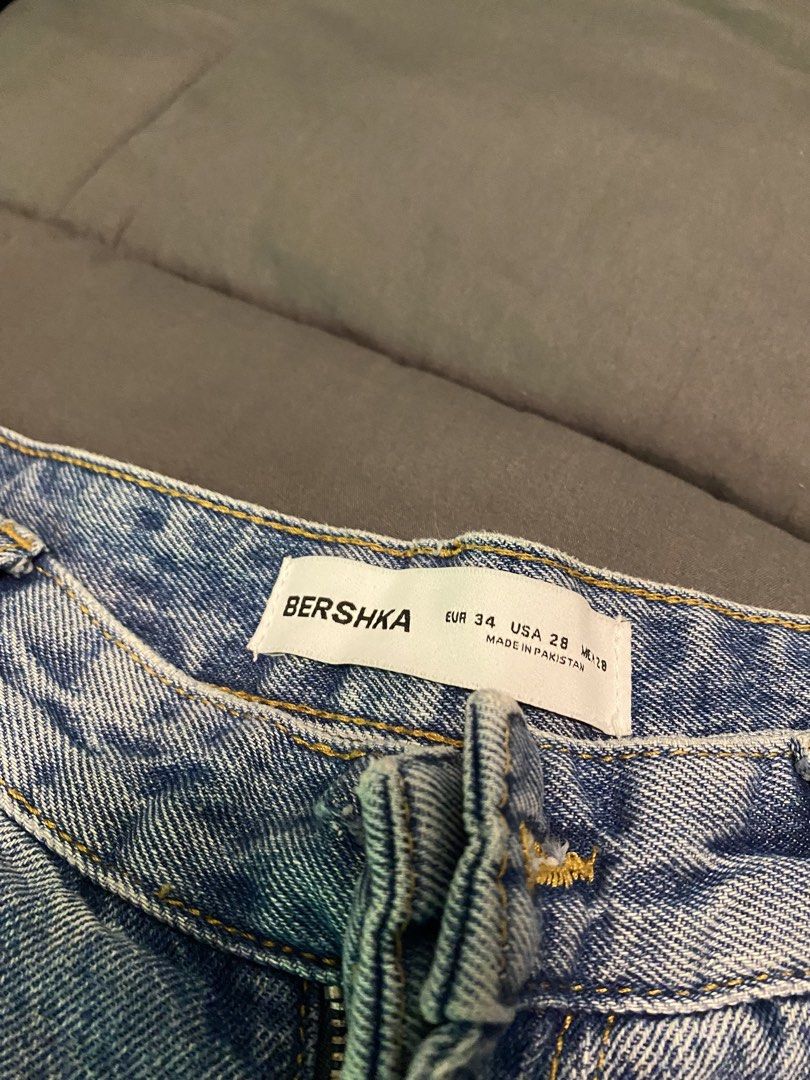 Bershka Men jorts (Category: Shorts) located in San Juan City. Submitted by madiwow (Listing ID 1447645491, Image 3). Description: BOUGHT IT FOR 3k+ selling price 1,800 rarely used.