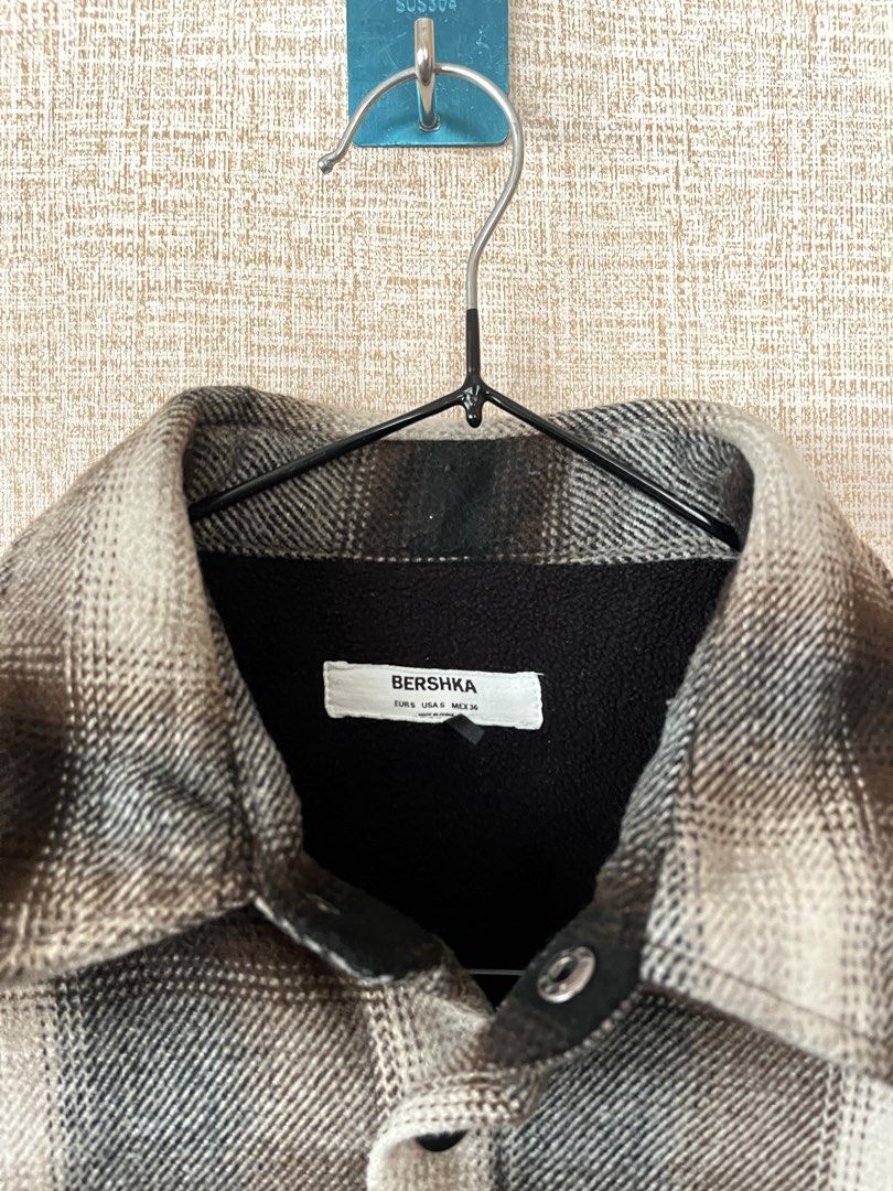 Bershka Plaid Flannel Shirt Jacket (Category: Coats, Jackets and Outerwear) located in Valenzuela. Submitted by baratoropa (Listing ID 1447580057, Image 3). Description: - Cool plaid shirt jacket from Bershka - Classic brown, black, and white checkered pattern - Feels warm and comfortable - Two chest pockets with button closures - Ideal for layering over other clothes - Perfect for everyday casual wear Original price: 2,995 pesos Selling price: 2