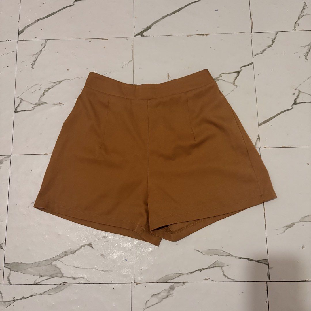 Brown Sleeveless Blazer and Shorts Set (Category: Sets or Coordinates) located in Manila. Submitted by adinejeminah (Listing ID 1447644085, Image 3). Description: - Two-piece set - Includes sleeveless blazer with single button closure and two front pockets - Includes matching high-waisted shorts - Perfect for a smart casual look - Can be worn together or separately.