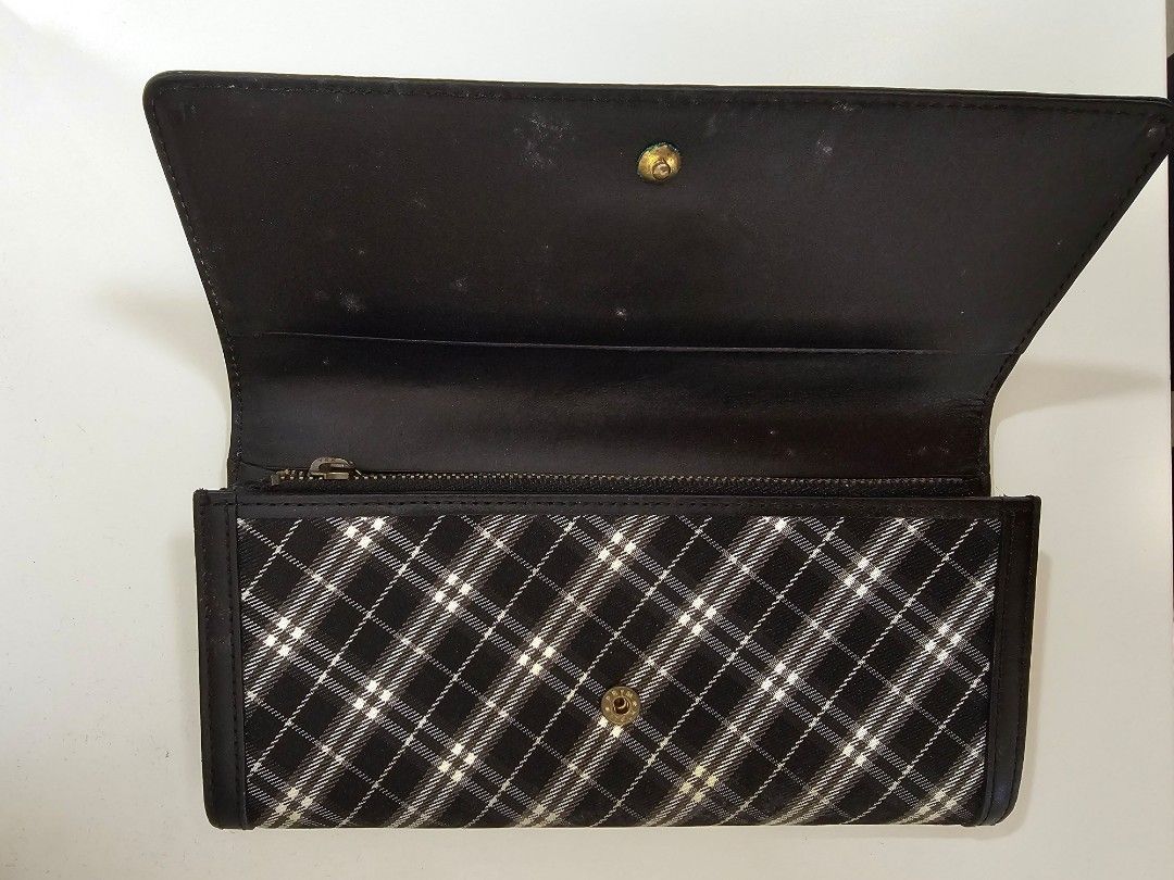 Burberry （分類：手袋及銀包）位於 Hong Kong。 由 manchan415 提交（商品編號 1447507164，圖片 3）。簡介： 80% New，少用，扣同拉鏈都無問題。