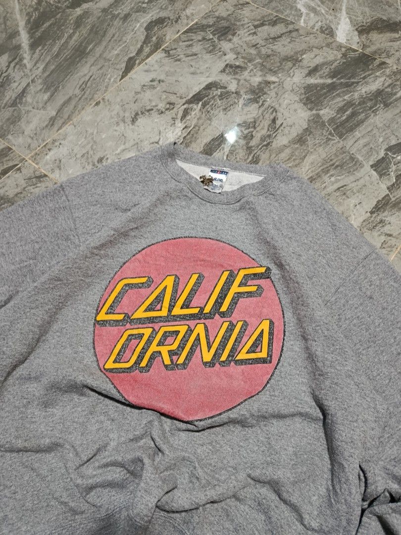 California Jerzees sweater (Category: Coats, Jackets and Outerwear) located in Prosperidad. Submitted by basicdept07 (Listing ID 1447450877, Image 2). Description: California Jerzees sweater Good condition 22 width/27 length Issue: Lints & print Need wash 📥.