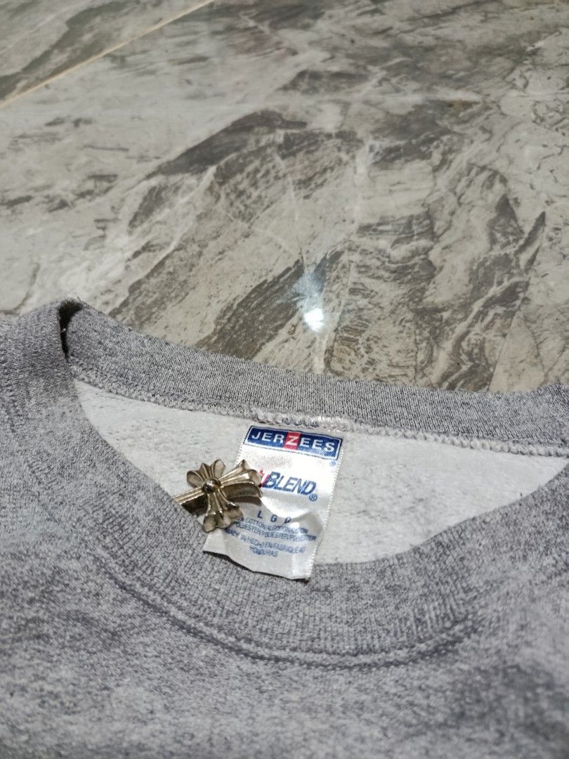 California Jerzees sweater (Category: Coats, Jackets and Outerwear) located in Prosperidad. Submitted by basicdept07 (Listing ID 1447450877, Image 3). Description: California Jerzees sweater Good condition 22 width/27 length Issue: Lints & print Need wash 📥.