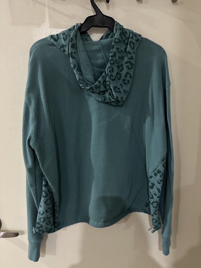 Champion Teal Leopard Print Hoodie (Category: Hoodies) located in Manila. Submitted by bellevd (Listing ID 1447548335, Image 2). Description: - Teal Champion hoodie - Features leopard print accents on hood and sides - Long sleeves - Drawstring hood - Casual and comfortable design - Perfect for everyday wear.