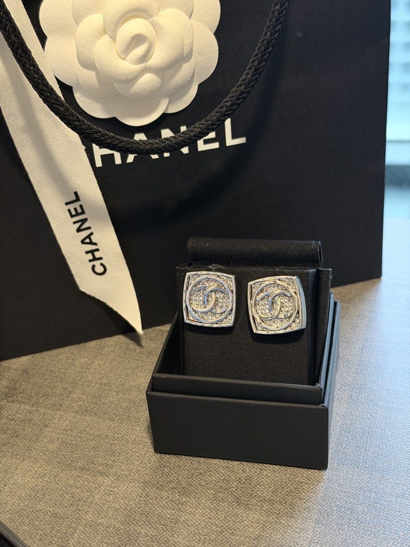 Chanel 耳環 （分類：飾物及配件）位於 Hong Kong。 由 luxury_ndhand 提交（商品編號 1447578622，圖片 3）。簡介： 新款只使用幾次 幾乎全新。 連盒。
