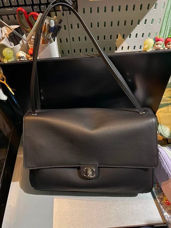 Chanel Maxi Flap Matthieu Blazy S26 Collection (Category: Luxury Bags & Wallets) located in Cabuyao City. Submitted by girliecloset202434 (Listing ID 1447585059, Image 1). Description: Chanel s26 Matthieu Blazy Maxi Flap Bag Microchipped! Color: Black Material: pebbled leather Hardware: Silver Inclusion: dustbag Buy at your own risk! Actual picture posted Once sold considered as sold, no return no exchange! Shipping not included.