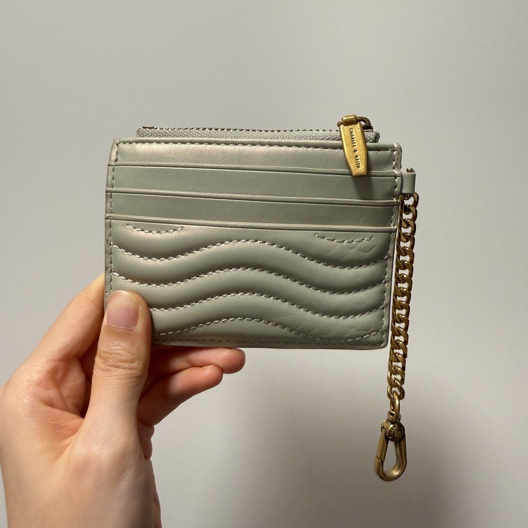 Charles and Keith cardholder （分類：銀包、卡片套）位於 Hong Kong。 由 kt_decluttering 提交（商品編號 1447623613，圖片 2）。簡介： Charles and Keith Aubrielle Wavy Stitch cardholder Grey with iridescent colours With coin bag in the middle Dm for more pics。