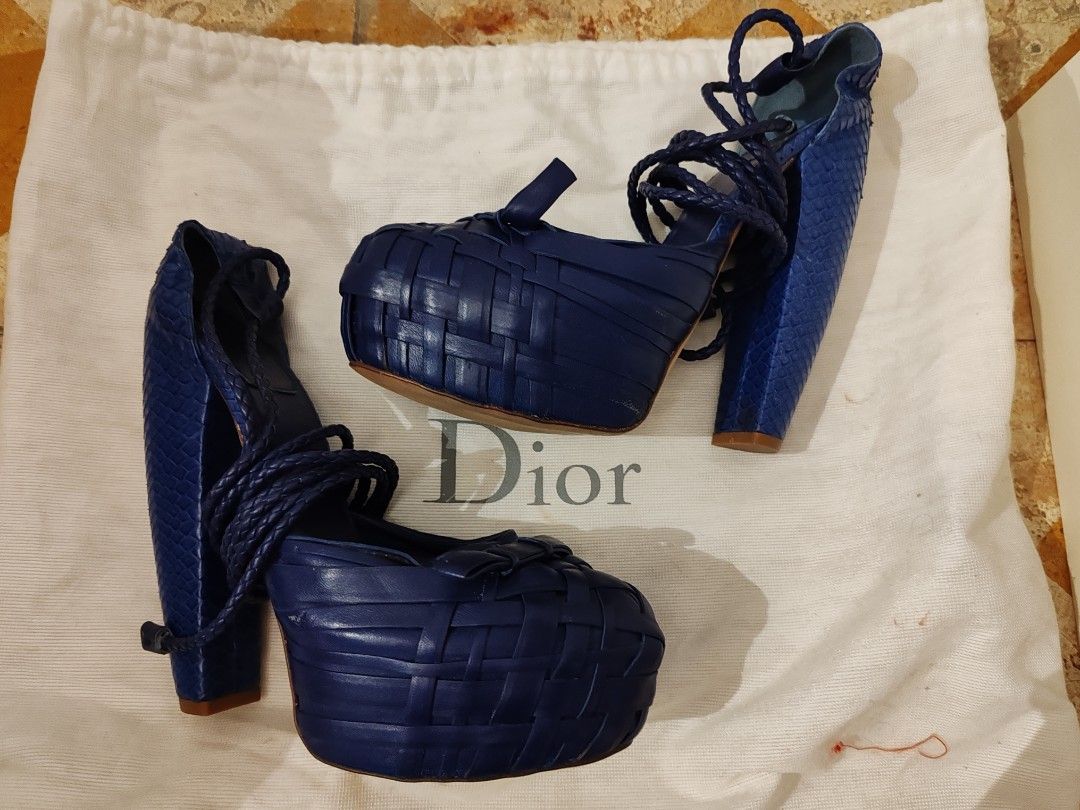 Christian Dior 的深藍色 Tahiti 麂皮蜥蜴皮繫帶高跟涼鞋 （分類：高跟鞋）位於 Hong Kong。 由 sc3579 提交（商品編號 1447617269，圖片 3）。簡介： 港鐵沿線交收 此鞋款來自 2011 年Christian Dior 春季秀場系列，採用編織設計與繫帶閉合。商品特色包含麂皮鞋面搭配蜥蜴皮裝飾，整體呈現特殊的深藍色。鞋款配有調整式繫帶與高跟設計，部分二手市場價格約為 600 美元。。