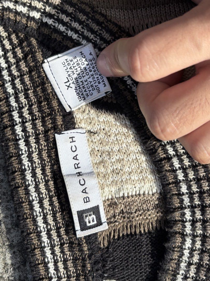COOGIE LIKE SWEATER (Category: Coats, Jackets and Outerwear) located in Bacoor. Submitted by bootsknocker (Listing ID 1447616454, Image 3). Description: Length 26 width 23.5 authentic Guaranteed ✅ pass sa mahirap kausap 🚫 ₱4000🚫 ₱3500✅ Perfect Condition ✨ .