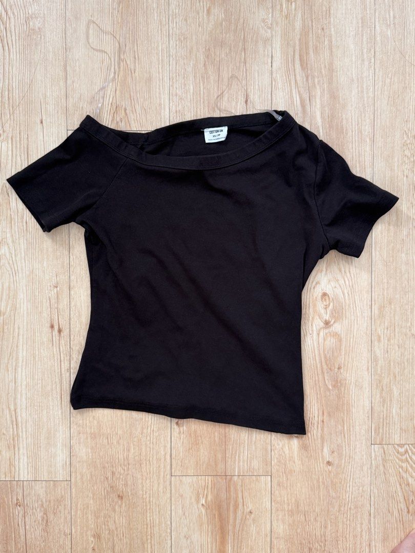 Cotton On Black Off-Shoulder T-Shirt （分類：T-shirt）位於 Hong Kong。 由 ryslee 提交（商品編號 1447490549，圖片 1）。簡介： Black t-shirt from Cotton On. Off-shoulder neckline with short sleeves.。