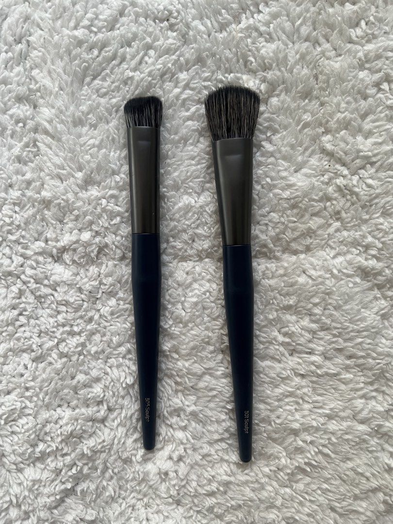 Dala First Class Face - Brush Contour Set (Category: Makeup) located in Bacoor. Submitted by dclttrng171 (Listing ID 1447472740, Image 1). Description: Sold as set only. Will include box on purchase! Lightly used, will sanitize before ship out. RFS: I don’t contour much Includes: 303 - Sculpt Shape Definer Contour 301 - Sculpt Flat Chisel Contour.