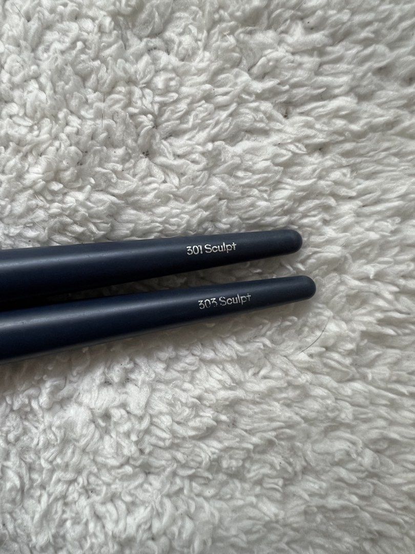 Dala First Class Face - Brush Contour Set (Category: Makeup) located in Bacoor. Submitted by dclttrng171 (Listing ID 1447472740, Image 2). Description: Sold as set only. Will include box on purchase! Lightly used, will sanitize before ship out. RFS: I don’t contour much Includes: 303 - Sculpt Shape Definer Contour 301 - Sculpt Flat Chisel Contour.