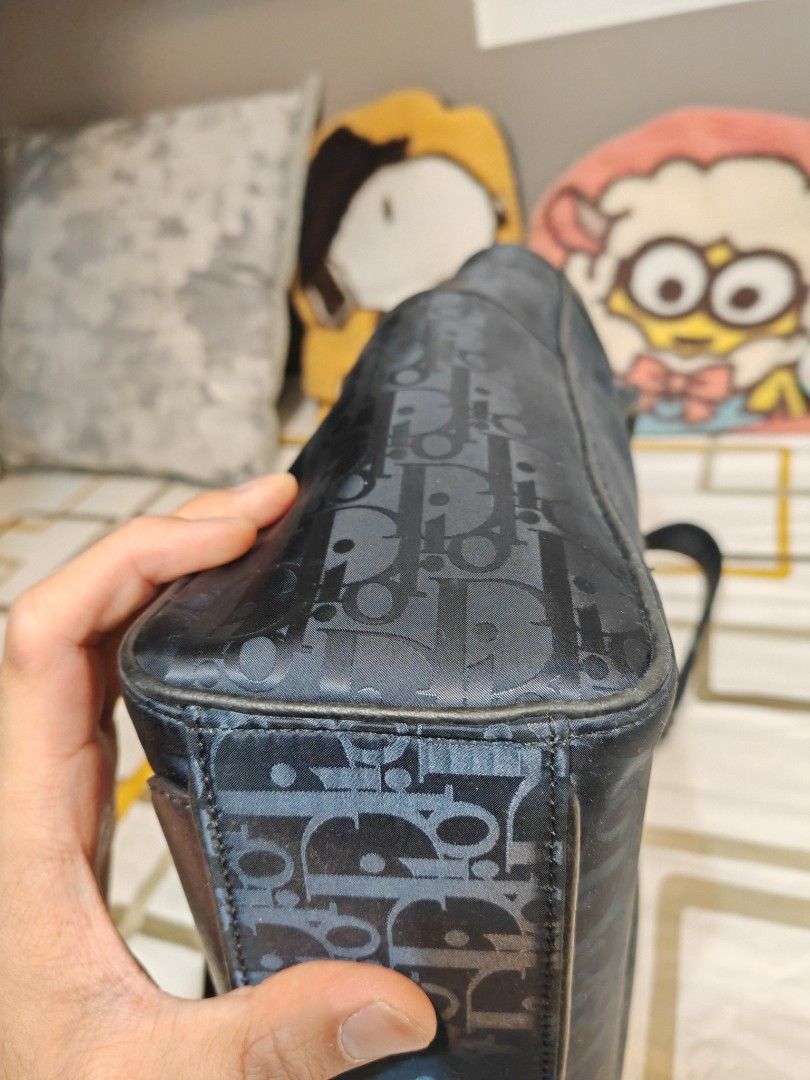 Dior Oblique Canvas & Leather Tote Bag （分類：手袋及銀包）位於 Hong Kong。 由 oa0711 提交（商品編號 1447530670，圖片 2）。簡介： Dior tote bag in navy blue Oblique canvas. Black leather trim and handles. Adjustable shoulder strap included. Main compartment with zip closure. Interior zip pocket. Some wear on the bottom corners. Overall good condition.。