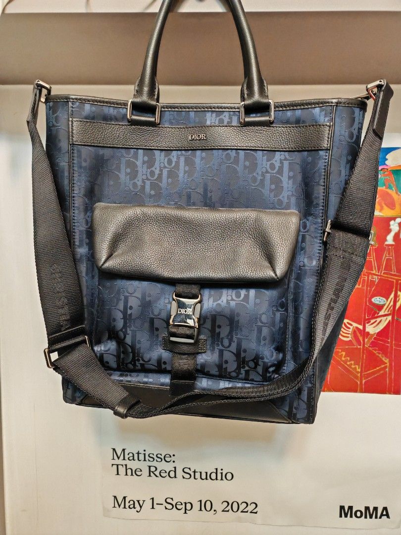 Dior Oblique Canvas & Leather Tote Bag （分類：手袋及銀包）位於 Hong Kong。 由 oa0711 提交（商品編號 1447530670，圖片 1）。簡介： Dior tote bag in navy blue Oblique canvas. Black leather trim and handles. Adjustable shoulder strap included. Main compartment with zip closure. Interior zip pocket. Some wear on the bottom corners. Overall good condition.。
