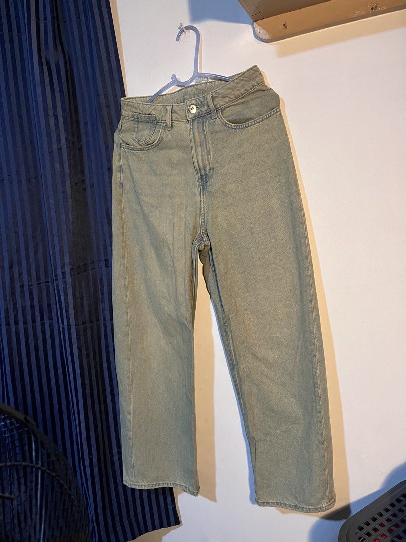 Divided H&M Light Wash Wide Leg Jeans (Category: Jeans) located in Las Pinas. Submitted by ssaii_ (Listing ID 1447604263, Image 1). Description: Rfs: Never been used since 2023 - Light wash jeans from Divided H&M - Trendy wide leg style - Secure button and zip closure - Functional with two front and two back pockets - Designed for a comfortable fit, perfect for everyday casual wear.