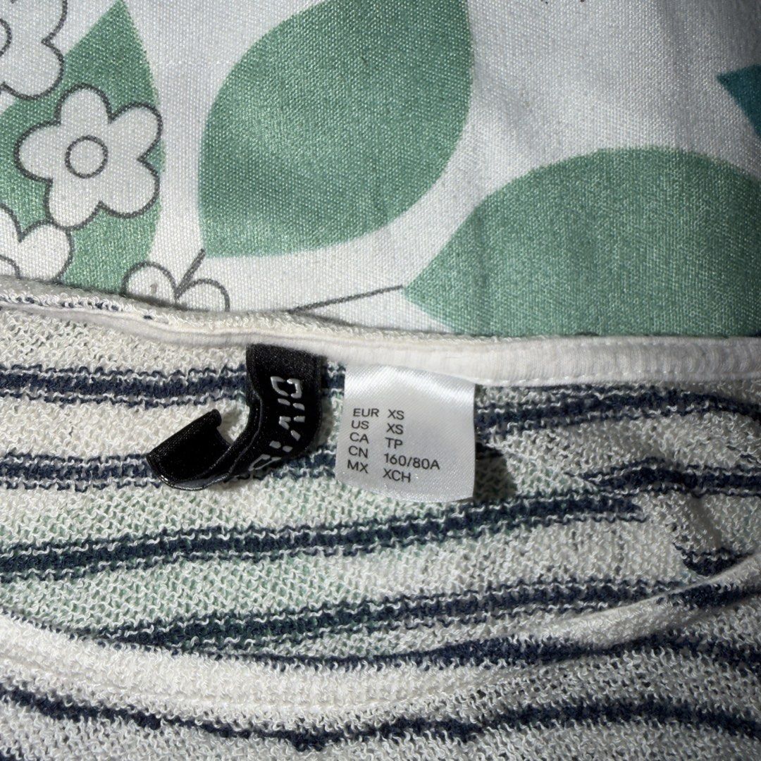 Divided H&M Striped Knit Sweater XS (Category: Longsleeves) located in Quezon City. Submitted by izanari (Listing ID 1447590637, Image 2). Description: - Divided by H&M striped knit sweater - Long sleeves, cropped length - Lightweight material, ideal for layering - Great for casual wear.