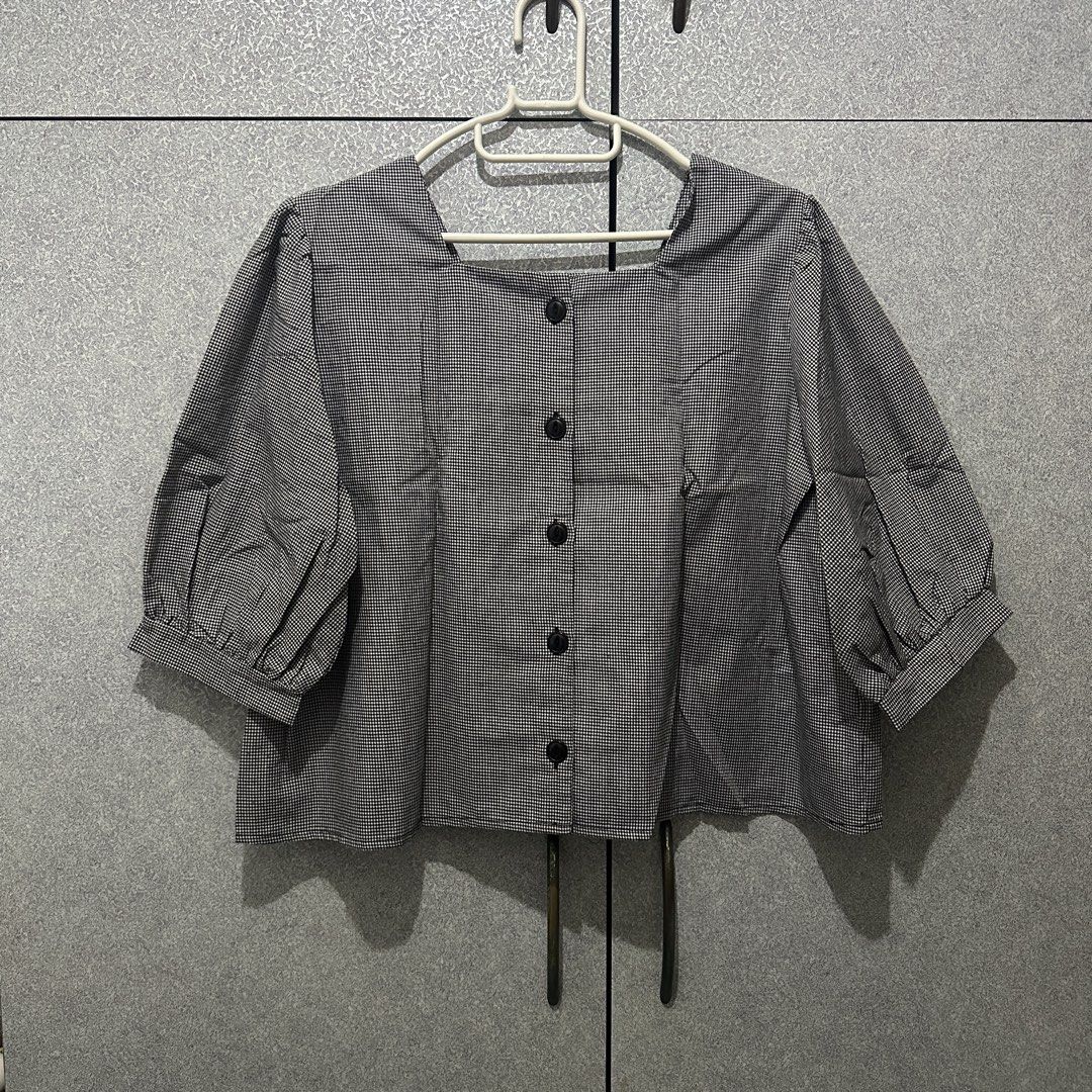 Double Step Square Neck Gingham Blouse （分類：襯衫）位於 Hong Kong。 由 kl.sell 提交（商品編號 1447549903，圖片 1）。簡介： Cute square neck blouse with puff sleeves. Black and white gingham pattern. Button-up front. Looks great tucked in or worn loose. Easy to style for casual or slightly dressier occasions. A versatile piece for your wardrobe.。