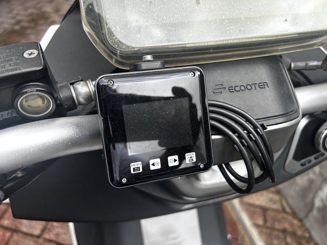 Ecooter E5 （分類：電單車買賣）位於 Hong Kong。 由 willie_889 提交（商品編號 1447510643，圖片 3）。簡介： ⚡大陽Ecooter E5｜性能×續航×智能｜中置電機 （1字牌薄） （1萬公里）（1年牌費） 配件 ： 1. Axbers雙電64v 70Ah x 2 續航可達180-200km 2. 原裝電池 64 42Ah x 2 續航可達120-140km 3. AC 220v 64v 14Ah 充電器 4. 1拖2 分流充電綫 5. 檔風鏡 + 頭後錄影行車紀錄 6. 帶大尾箱 7. 已軟件升級解鎖，速度過120/km 以上 內文： 【告別油價】寧靜、0燃料費、起步快過綿羊 ✅ 性能猛獸：第五代中置電機，260Nm峰值扭力，0-50km/h僅3.5秒，極速12x km/h ✅ 續航無焦慮：雙電池並聯，續航最長200km（均速30km/h），通勤送貨都夠用 ✅ 安全制動：雙通道ABS＋前後液壓避震，爛路穩定唔飄 ✅ 智能大屏：6.8吋IPS儀錶