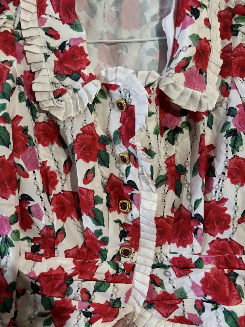 Floral Long Sleeves/Half Sleeves Top (Category: Longsleeves) located in Binan City. Submitted by ysehajehshbehsj (Listing ID 1447524234, Image 3). Description: - used only once - makapal tela - all buttons r working - bought this on online thrift store size: small to semi med mop: gcash mod: jnt & lalamove.