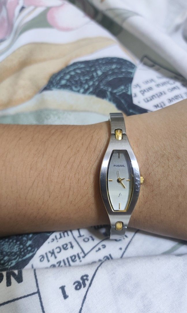 Fossil bangle vintage watch (Category: Luxury Watches) located in Makati City. Submitted by declutterwithcath (Listing ID 1447649326, Image 1). Description: .