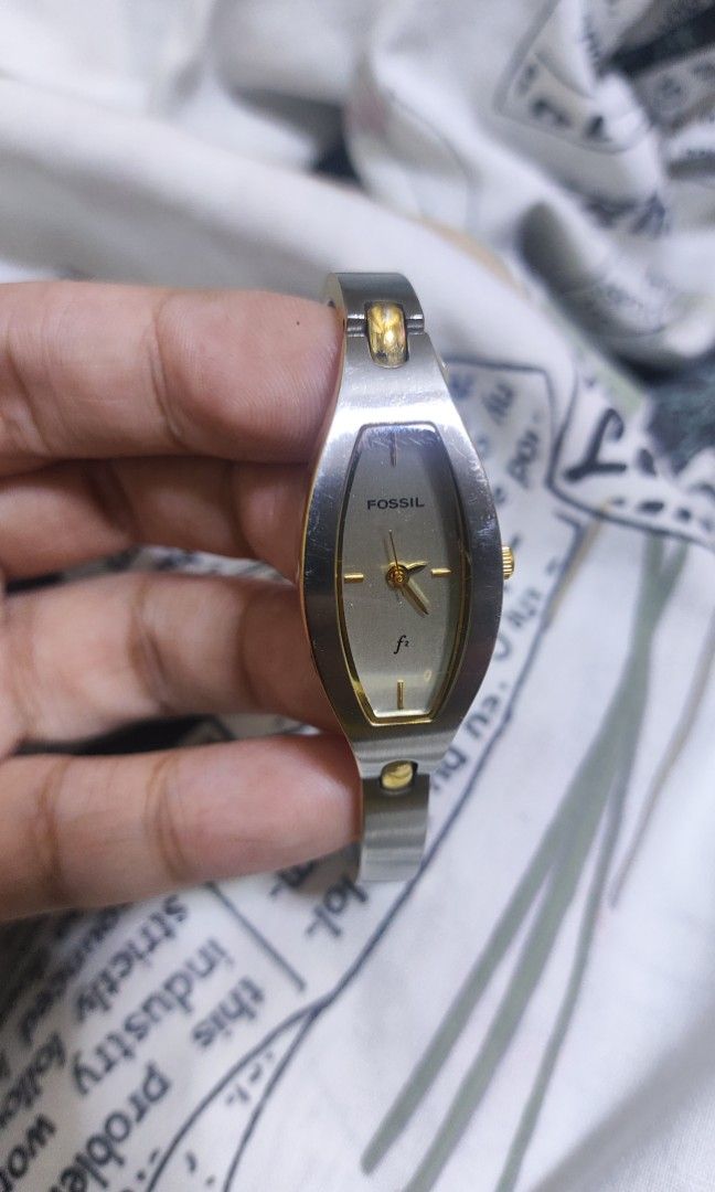 Fossil bangle vintage watch (Category: Luxury Watches) located in Makati City. Submitted by declutterwithcath (Listing ID 1447649326, Image 2). Description: .