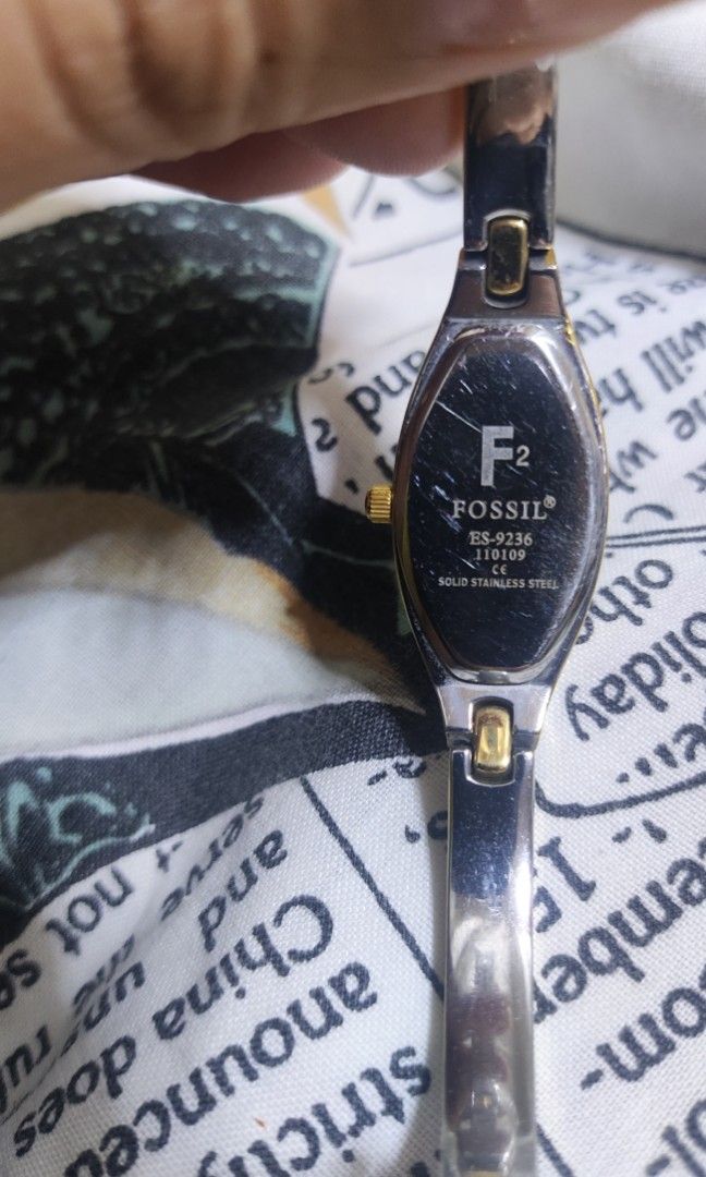 Fossil bangle vintage watch (Category: Luxury Watches) located in Makati City. Submitted by declutterwithcath (Listing ID 1447649326, Image 3). Description: .