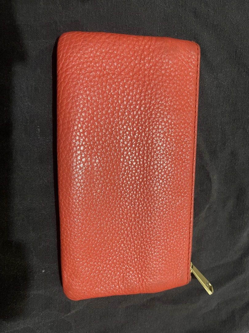 Fossil Genuine Leather Medium Wallet (Category: Luxury Bags & Wallets) located in Quezon City. Submitted by minekoh21 (Listing ID 1447641582, Image 2). Description: - Genuine salmon colored leather Fossil wallet - Secure zip closure for the coins - Ample card slots for all your cards - Convenient clear ID window - Stylish gold hardware details (with minor scratches but barely noticeable) - Ideal for keeping your essentials organized - Very unique