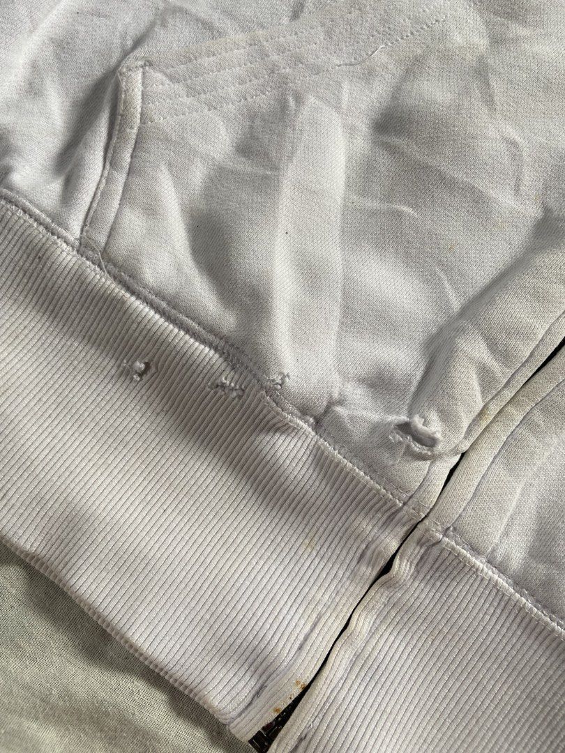 FOX Y2K ZIP UP HOODIE (Category: Hoodies) located in Antipolo. Submitted by casmiro (Listing ID 1447617724, Image 3). Description: -AUTHENTIC -ISSUE IN THE PICTURE .