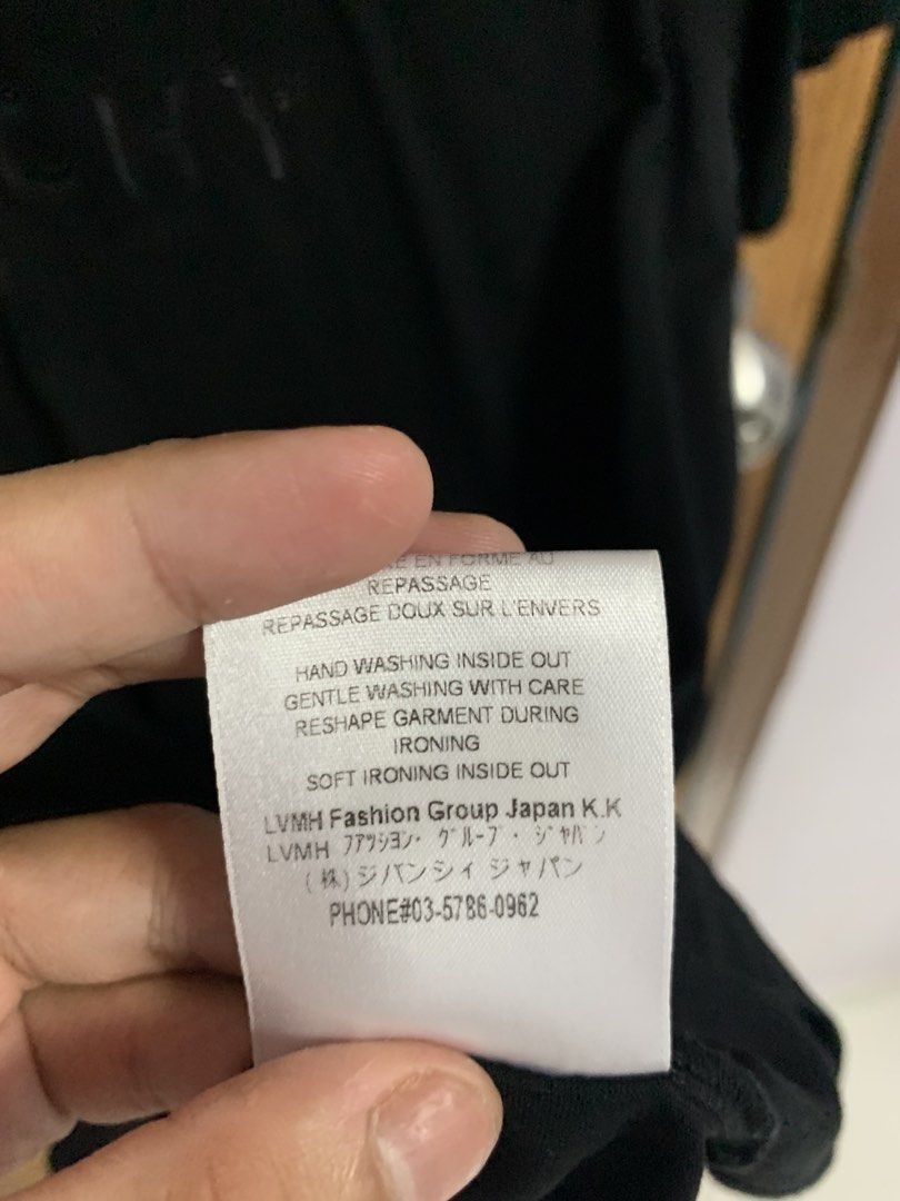 Givenchy (Category: Tshirts & Polo Shirts) located in Singapore. Submitted by happydeer_8deac0 (Listing ID 1447601288, Image 3). Description: .