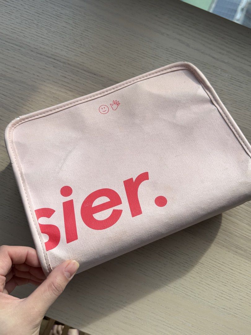 glossier makeup bag (Category: Makeup) located in Makati City. Submitted by sec0ndhandedly (Listing ID 1447653993, Image 3). Description: .